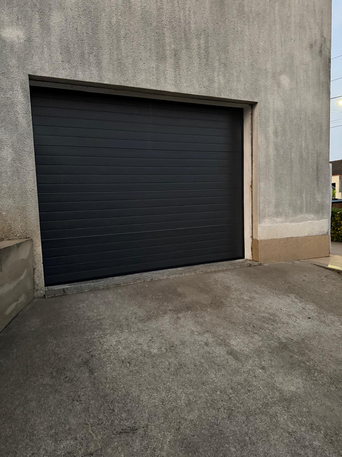 Porta seccionada de garagem preta, painel horizontal liso